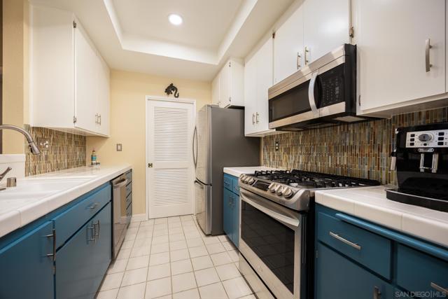 521 Arbor Dr, San Diego CA: https://media.crmls.org/mediaz/172af368-3245-4c76-a113-378cefb7805e.jpg