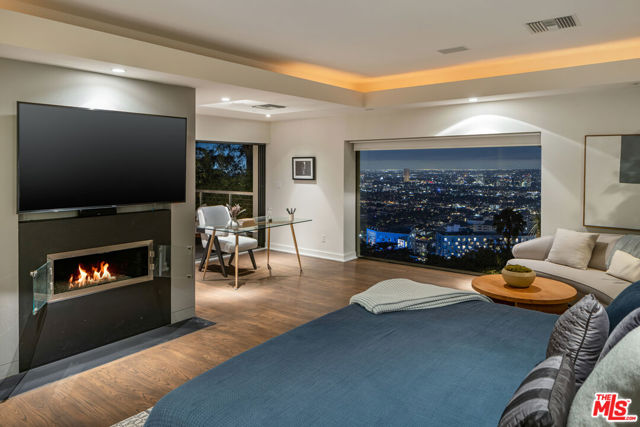 8540 Hedges Way, Los Angeles CA: https://media.crmls.org/mediaz/172af6ff-a4cb-4f80-a664-ce0cd92b57ae.jpg