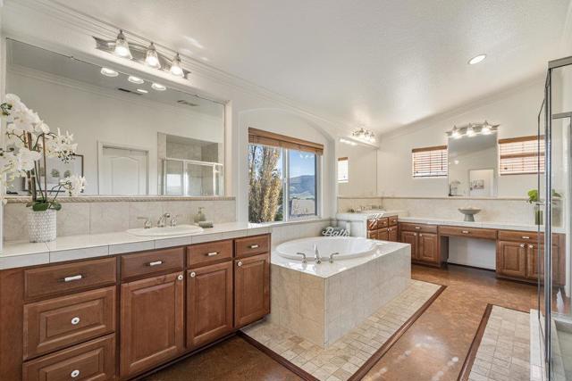 310 Via Vaquero Norte, San Juan Bautista CA: https://media.crmls.org/mediaz/172b1254-19f5-4eb1-ab31-7019d4bb670d.jpg