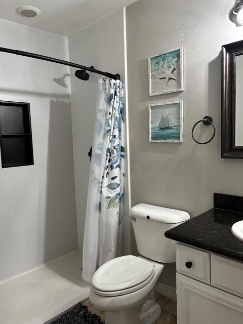 5037 Los Morros Way, Oceanside CA: https://media.crmls.org/mediaz/172b4a8e-4d2d-4d69-9515-b31fda5b578d.jpg