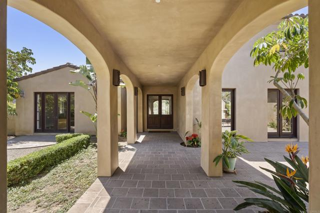 Detail Gallery Image 9 of 49 For 16733 Calle Hermosa, San Diego,  CA 92127 - 6 Beds | 6/1 Baths