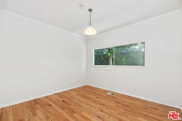 517 N Elm Drive, Beverly Hills CA: https://media.crmls.org/mediaz/172bf40d-6fd2-4988-9f68-3055c2f570b1.jpg