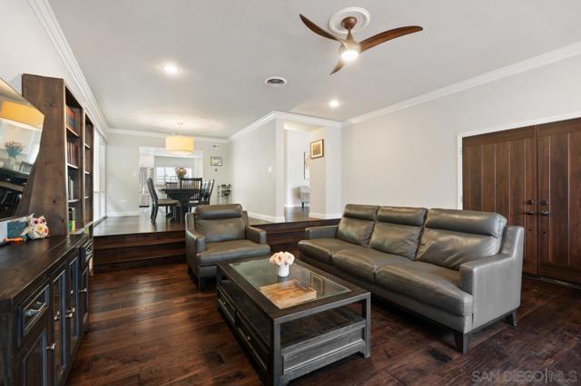 8874 La Jolla Scenic Dr N, La Jolla CA: https://media.crmls.org/mediaz/172c802d-de19-4f35-8b5f-088c4f4e253e.jpg