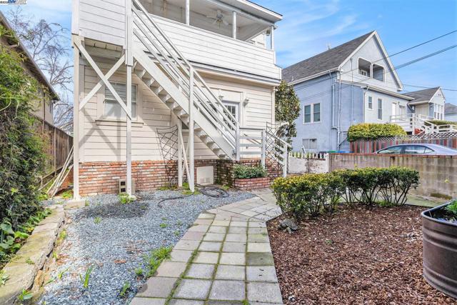 2120 Encinal, Alameda CA: https://media.crmls.org/mediaz/172ca192-31d4-4324-8f3d-861085fc3f2e.jpg