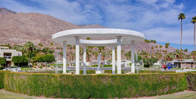 2518 S Sierra Madre, Palm Springs CA: https://media.crmls.org/mediaz/172ca596-28c1-4652-af81-15ed3a4fe69f.jpg
