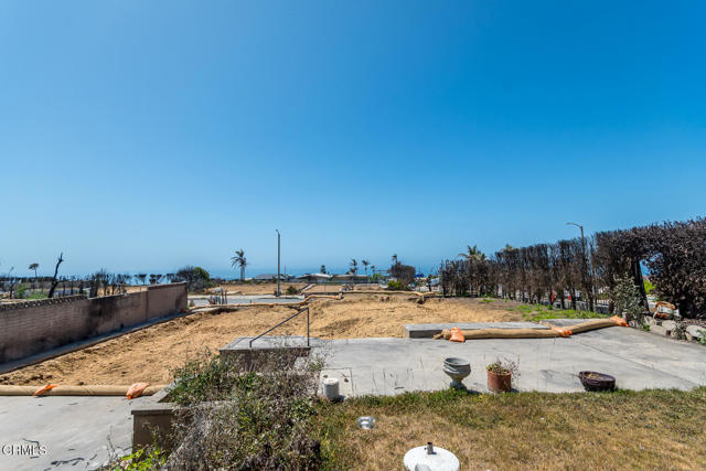 18449 Kingsport Drive, Malibu CA: https://media.crmls.org/mediaz/172d1e09-f2c9-4371-bc73-7caaf9fe4370.jpg