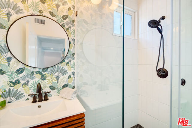 547 N Farrell Drive, Palm Springs CA: https://media.crmls.org/mediaz/172d25fb-45d4-4e0a-951b-cefd0ea36a4d.jpg
