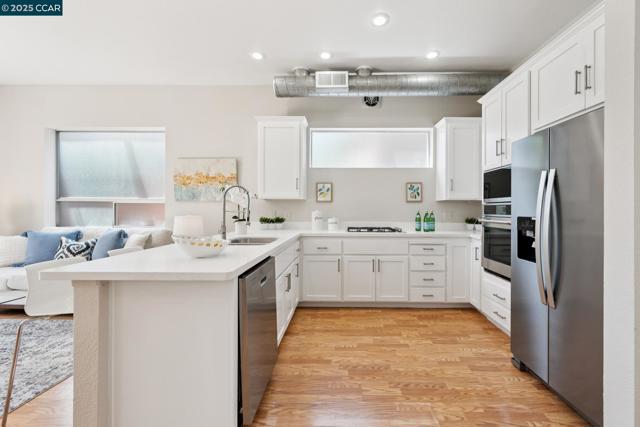 1017 45Th St, Emeryville CA: https://media.crmls.org/mediaz/172e1ba4-64a1-4646-bd27-5e3cecc8e12e.jpg