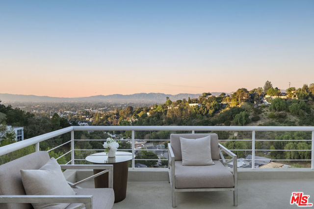 3670 Avenida Del Sol, Studio City CA: https://media.crmls.org/mediaz/172ea957-339f-4f49-a2d6-5ce6b7a996e3.jpg