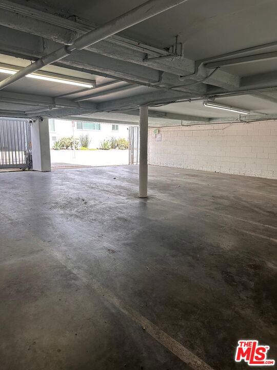 2221 Ocean Avenue, Santa Monica CA: https://media.crmls.org/mediaz/173035ce-b4bd-4bb1-a1d9-0fc45e826fe7.jpg