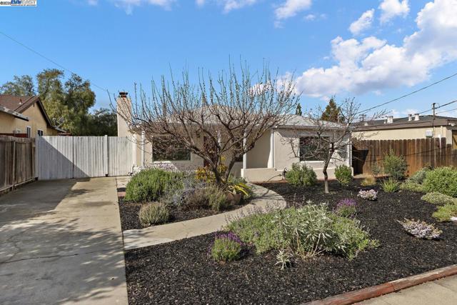 633 N P St, Livermore CA: https://media.crmls.org/mediaz/1730a760-d3ba-4561-8b99-70f18bb83ea1.jpg