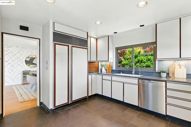 25 Holyrood Manor, Oakland CA: https://media.crmls.org/mediaz/1730d2b1-73e0-46bd-9131-beda2e4a69ea.jpg