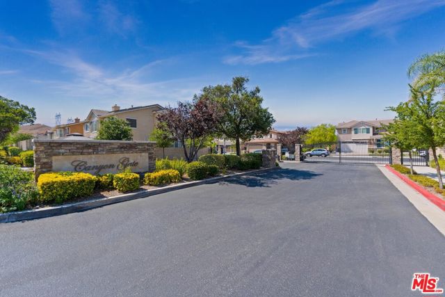 19723 Ellis Henry Court, Santa Clarita CA: https://media.crmls.org/mediaz/1730ead1-99a8-4204-a71d-c422b7744406.jpg