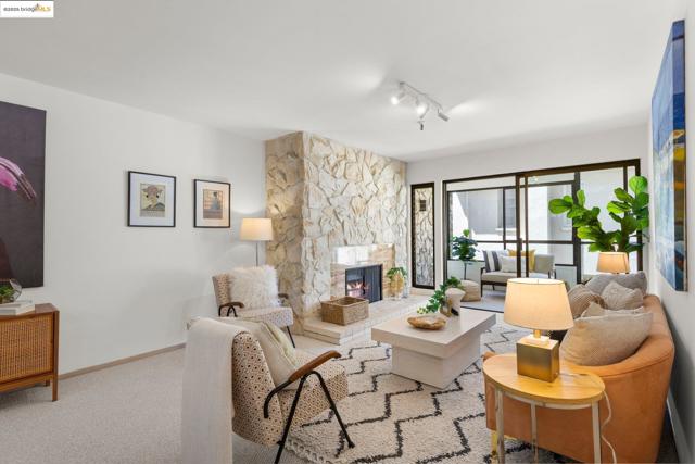 1830 Lakeshore Ave, Oakland CA: https://media.crmls.org/mediaz/173136bf-4682-473d-b745-a7592307d10e.jpg