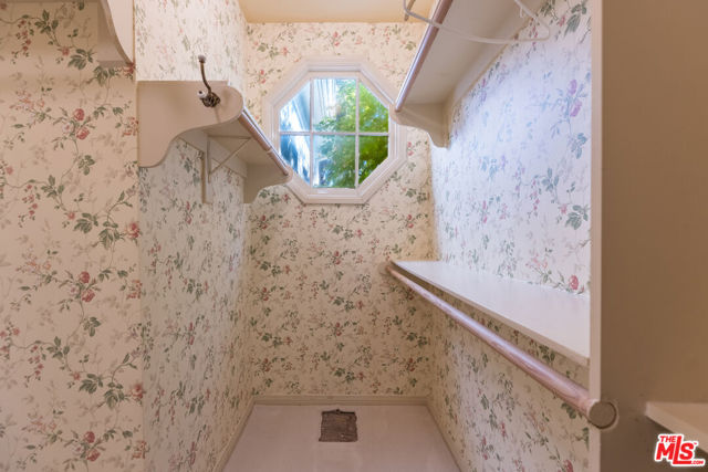 12386 Ridge Circle, Los Angeles CA: https://media.crmls.org/mediaz/17315401-8ec9-4ffd-a807-b34abbe6bc3d.jpg