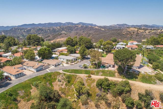 121 Navajo Lane, Topanga CA: https://media.crmls.org/mediaz/173219d4-7a18-45c4-aae0-56668950de1c.jpg