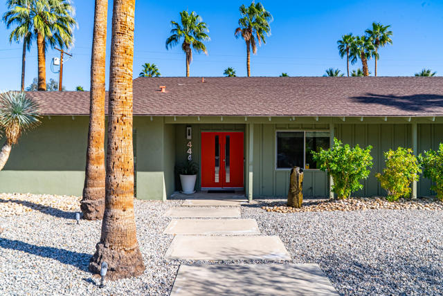 444 N Burton Way, Palm Springs CA: https://media.crmls.org/mediaz/17323417-efe1-489c-8907-c1f825247e72.jpg
