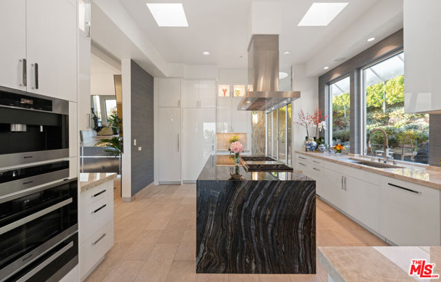 9353 Nightingale Drive, Los Angeles CA: https://media.crmls.org/mediaz/17328920-a22a-498f-955f-bf9fb0e12504.jpg