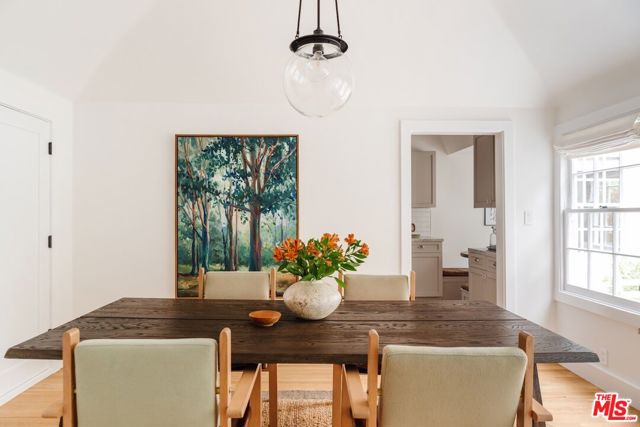 226 N Arden Boulevard, Los Angeles CA: https://media.crmls.org/mediaz/17335807-6591-4090-a6f3-dff2428bf657.jpg