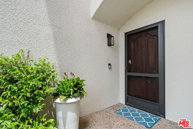 6435 Zumirez Drive, Malibu CA: https://media.crmls.org/mediaz/1733608b-7e69-4e05-a536-5bdd4afe9a36.jpg