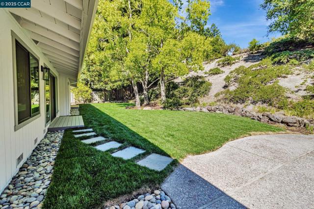 38 Sanders Ranch Rd, Moraga CA: https://media.crmls.org/mediaz/1733fcdd-4567-42a0-a00d-2d1827f328c5.jpg