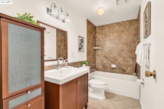 288 Whitmore St, Oakland CA: https://media.crmls.org/mediaz/173428b5-2161-40a8-a74a-8f2e68f1b9c9.jpg