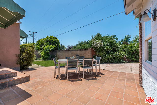 5967 Carpenter Avenue, Valley Village CA: https://media.crmls.org/mediaz/17342fdf-d7bc-40a9-9864-c6d2b7c8b55b.jpg