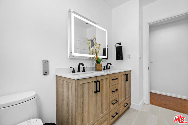 4949 San Feliciano Drive, Woodland Hills CA: https://media.crmls.org/mediaz/17345c20-909c-4434-b189-81da46827bfa.jpg