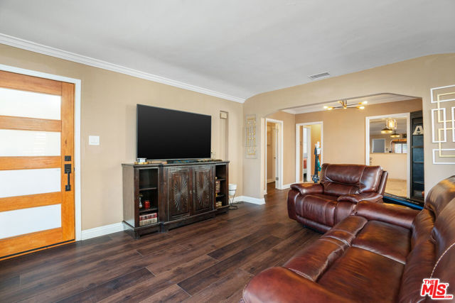 7815 S Halldale Avenue, Los Angeles CA: https://media.crmls.org/mediaz/1734872c-e041-4c35-aaaf-73862ac2e947.jpg