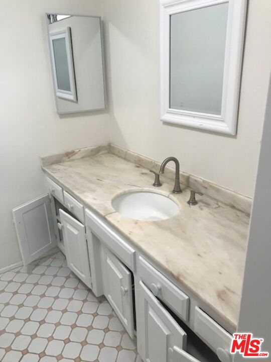 6970 Fernhill Drive, Malibu CA: https://media.crmls.org/mediaz/1734cb3f-0543-4785-8127-e87a217535f6.jpg