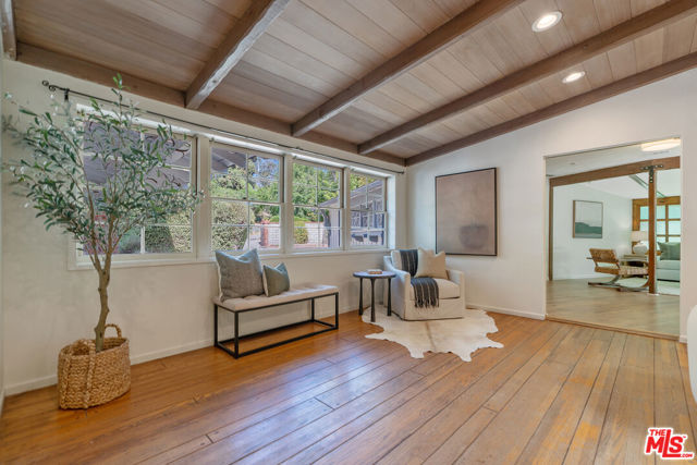 4835 Corbin Avenue, Tarzana CA: https://media.crmls.org/mediaz/1736b79f-ee8f-4324-8d70-09867be6862a.jpg