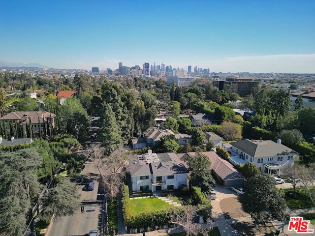 602 S Lucerne Boulevard, Los Angeles CA: https://media.crmls.org/mediaz/173741f2-70a1-4e8e-820e-11aad90da1ea.jpg