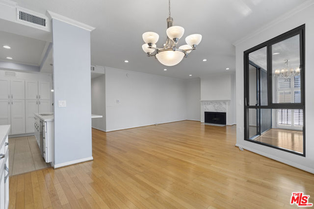 4477 Wilshire Boulevard, Los Angeles CA: https://media.crmls.org/mediaz/17376719-1c2e-4580-9656-17afa64e4cc0.jpg