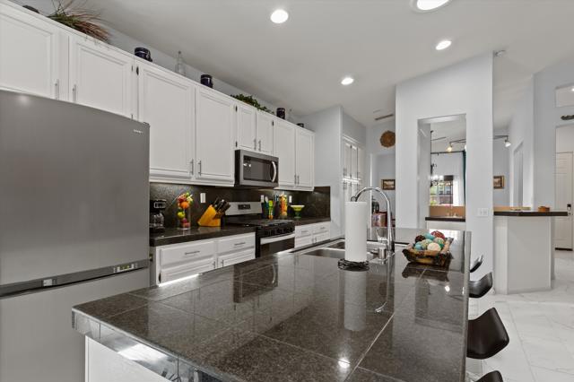 26696 Avenida Quintana, Cathedral City CA: https://media.crmls.org/mediaz/1737c37a-35dc-4110-b22e-1e01b0b6f0bd.jpg