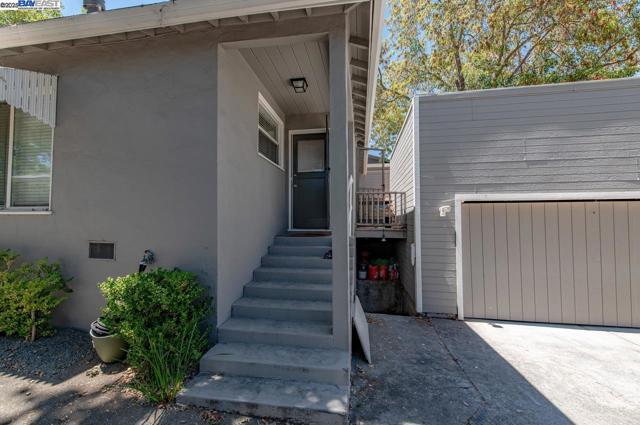 3939 Vineyard Ave, Pleasanton CA: https://media.crmls.org/mediaz/1738e1ca-004d-4eea-bf0a-974e530bf937.jpg
