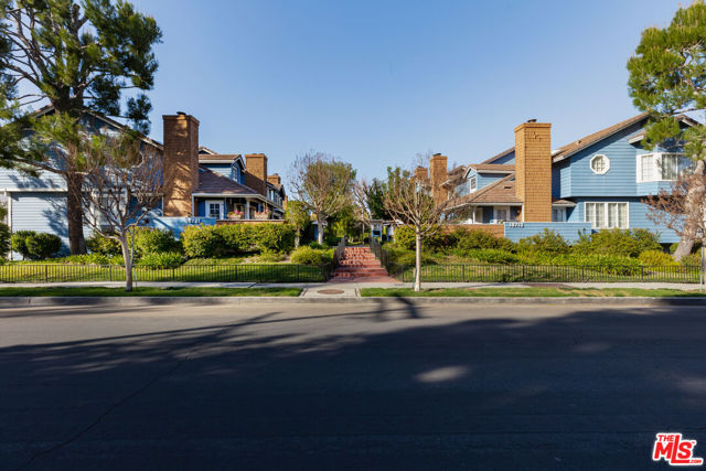 18721 Hatteras Street, Tarzana CA: https://media.crmls.org/mediaz/1738e41f-083a-423c-8204-d4af855fce87.jpg