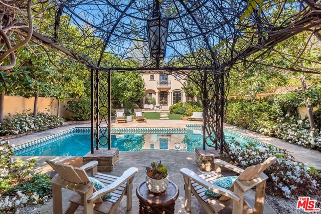 1549 Lindacrest Drive, Beverly Hills CA: https://media.crmls.org/mediaz/1738e7c4-11cc-4af6-bc5c-d4f7e3199ef2.jpg