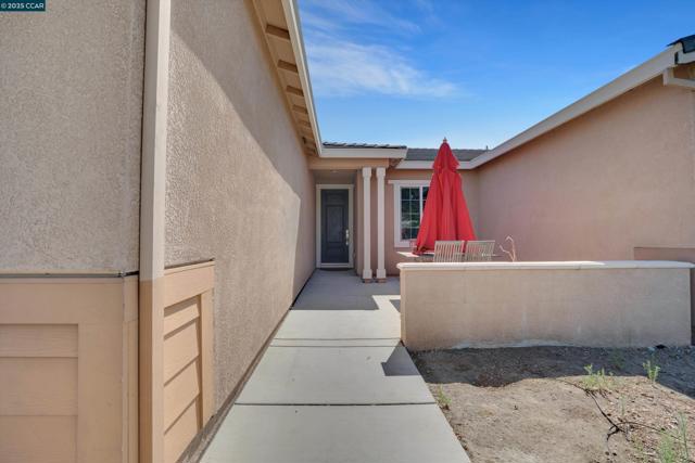 1030 Clear Lake Dr, Oakley CA: https://media.crmls.org/mediaz/173982b9-56f4-4f98-be60-23bdbedc96fa.jpg