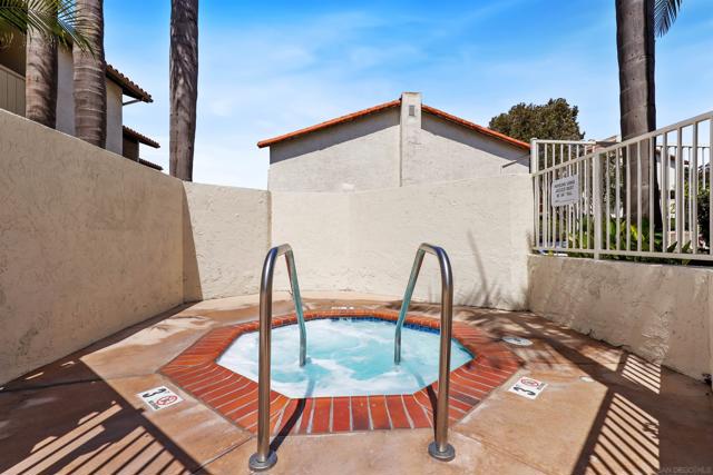 3946 La Jolla Village Dr, La Jolla CA: https://media.crmls.org/mediaz/173b7787-788c-41bf-9a85-168ec9a6f762.jpg