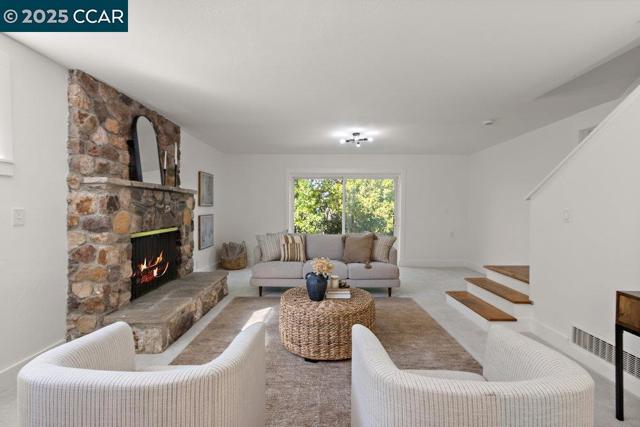 1071 Serrano Ct, Lafayette CA: https://media.crmls.org/mediaz/173ba642-a9fe-4679-add2-b3774cccaeb0.jpg