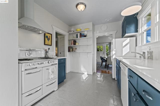 3757 Lincoln Ave, Oakland CA: https://media.crmls.org/mediaz/173db007-076a-4304-9a09-dcc7f13e3010.jpg