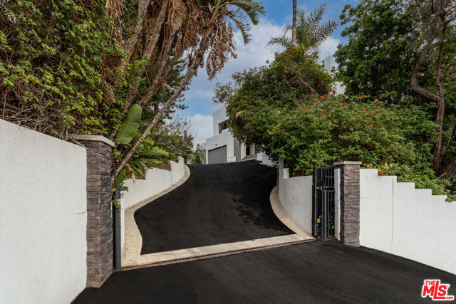 8424 Grand View Drive, Los Angeles CA: https://media.crmls.org/mediaz/173edf27-804a-4cf6-87a5-56e8c2713d34.jpg