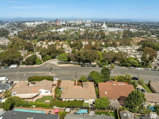 8874 La Jolla Scenic Dr N, La Jolla CA: https://media.crmls.org/mediaz/173f10c2-cd41-4ec9-a038-f16035b03fd6.jpg