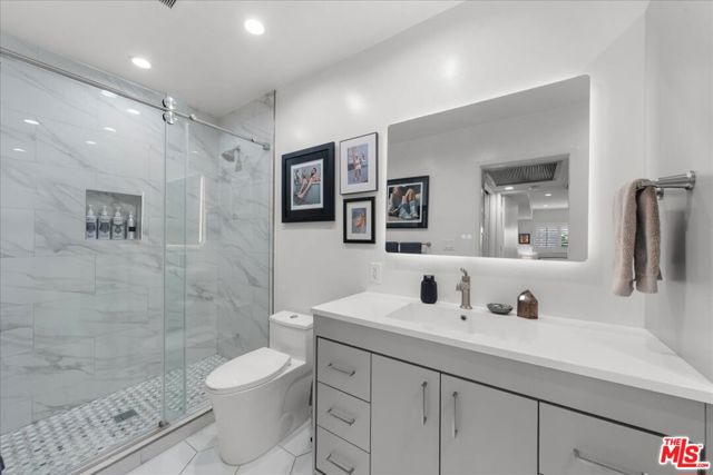 1045 North Kings Road, 204 photo 9
