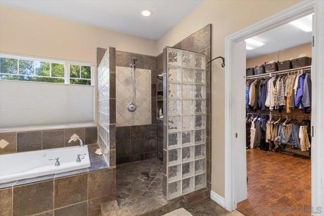 1131 Vale Terrace Dr, Vista CA: https://media.crmls.org/mediaz/173fd557-8abb-4629-ab09-9deb11e974f4.jpg