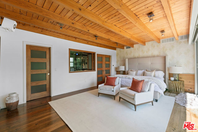 1470 N Tigertail Road, Los Angeles CA: https://media.crmls.org/mediaz/17419271-ea90-4251-9784-1c90687e4e99.jpg