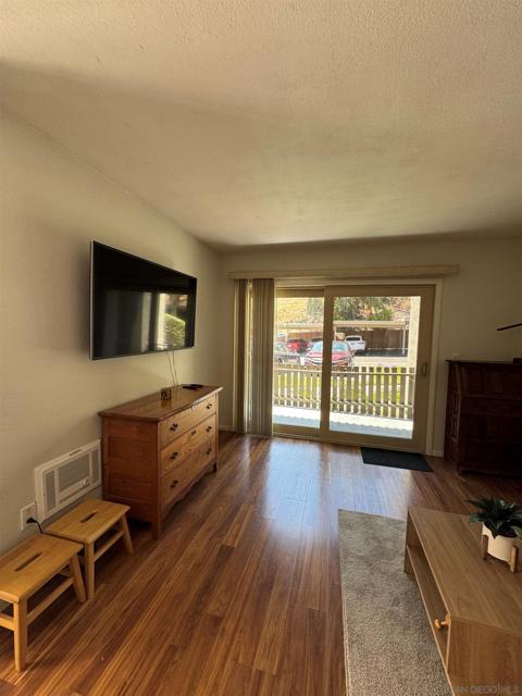 432 Edgehill Ln, Oceanside CA: https://media.crmls.org/mediaz/174300bc-adee-4798-a5f9-0215268f1c96.jpg