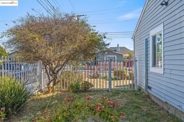 2533 Bush Ave, Richmond CA: https://media.crmls.org/mediaz/174389f1-5d57-4ed7-b5cc-8b714e522101.jpg