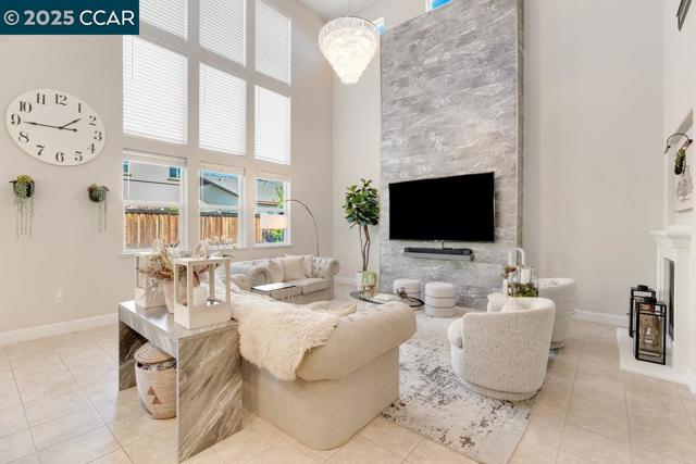363 Fletcher Lane, Brentwood CA: https://media.crmls.org/mediaz/17443b2c-10c8-4bd1-87f4-b255704ccb36.jpg
