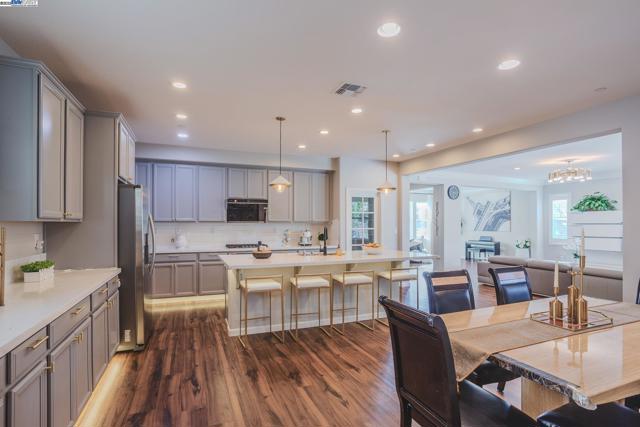 2239 Jessica Way, Tracy CA: https://media.crmls.org/mediaz/1744c30b-6a74-46a0-99a0-82757b77e442.jpg
